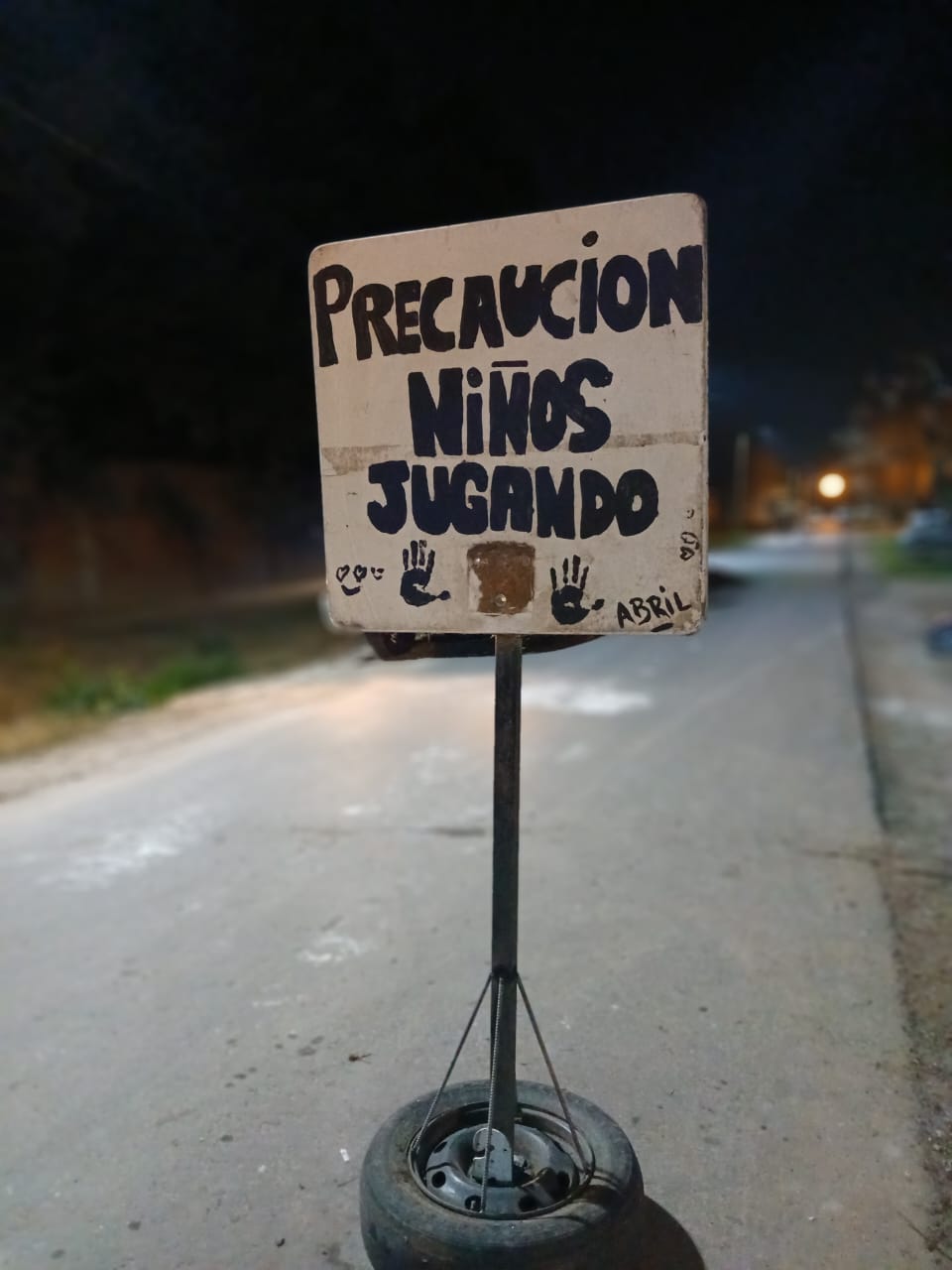 Reductores de velocidad hechos a mano, la forma que encontraron en Funes para que chicos jueguen en la calle